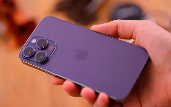 Ở phân khúc giá mềm hơn, iPhone 14 Pro Max cũ tiếp tục chứng minh sức hút nhờ màn hình lớn, công nghệ hiển thị cao cấp và sức mạnh từ chip A16 Bionic, cho phép thiết bị vận hành ổn định trong nhiều năm tới, đồng thời đáp ứng tốt các tác vụ từ cơ bản đến nâng cao như chỉnh sửa ảnh, dựng video hay chơi game đồ họa cao.