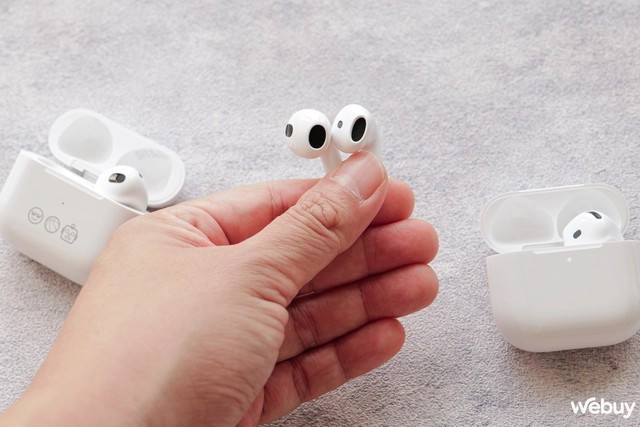 AirPods 4 có hai phiên bản: tiêu chuẩn và ANC, giá lần lượt 3,49 và 4,69 triệu đồng. (Ảnh: Webuy)