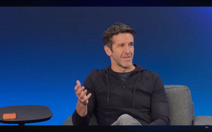 Ở tuổi 50, ông có tiềm năng lãnh đạo dài hạn, phù hợp định hướng AI và thực tế hỗn hợp.