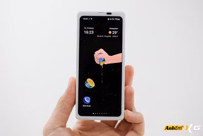 Ý tưởng của dự án bắt nguồn từ việc Dương thường mua lại các máy Galaxy Z Fold hỏng màn hình trong với giá chỉ khoảng 1-2 triệu đồng để sử dụng màn hình ngoài, nhưng thay vì chấp nhận phần thân máy dày cộm do vẫn phải chứa toàn bộ cơ chế màn hình gập, nam sinh quyết định loại bỏ những linh kiện không cần thiết và tạo ra một thiết bị nhỏ gọn hơn theo phong cách hoàn toàn mới.(Ảnh: AnhemTV)
