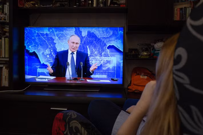 Thị trường TV tại Nga đang trải qua giai đoạn chuyển dịch mạnh mẽ khi người tiêu dùng ngày càng ưu tiên các mẫu TV giá rẻ thay vì những sản phẩm cao cấp từng rất được ưa chuộng trước đây. Theo số liệu từ GS Group, lượng TV tiêu thụ tại Nga trong 9 tháng đầu năm 2024 chỉ đạt 5,4 triệu chiếc, giảm 5% so với cùng kỳ năm trước, trong bối cảnh giá bán liên tục tăng và sức mua của người dân suy giảm.