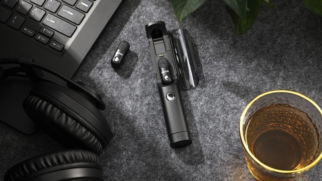 Sản phẩm được thiết kế theo dạng tất cả trong một, có thể linh hoạt sử dụng như mic cài áo, mic tay cầm, mic để bàn hay mic gắn máy quay.