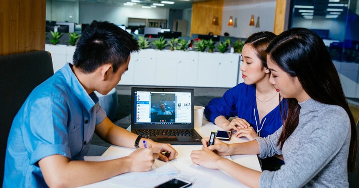 Không chỉ nhắn tin cá nhân, Zalo còn là kênh trao đổi chính của cơ quan, doanh nghiệp, trường học và nhiều dịch vụ công.