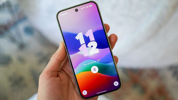 Ngay cả một máy tầm trung chạy Android mới vẫn an toàn hơn flagship cũ bị bỏ rơi.