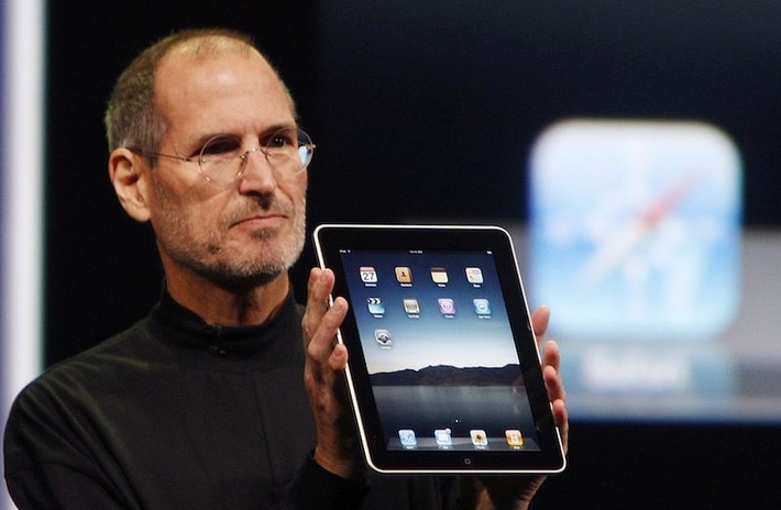 Ngày 27/1/2010, Steve Jobs lần đầu giới thiệu iPad, một thiết bị được Apple định vị nằm giữa smartphone và laptop.