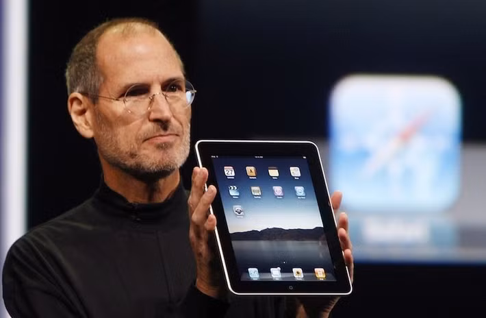 Ngày 27/1/2010, Steve Jobs lần đầu giới thiệu iPad, một thiết bị được Apple định vị nằm giữa smartphone và laptop.