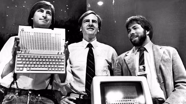 Apple có ba nhà đồng sáng lập, nhưng Ronald Wayne rút lui sớm, bỏ lỡ khoản cổ phần trị giá hàng trăm tỷ USD ngày nay.