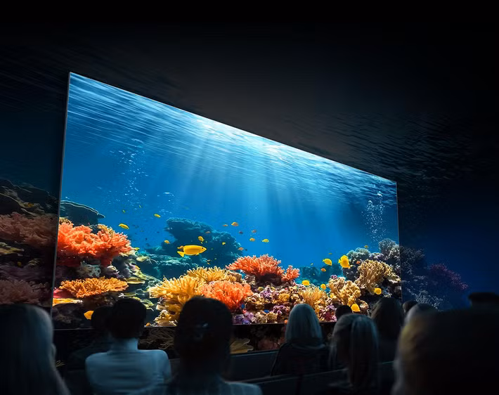 Khác với máy chiếu thông thường, Samsung Onyx là màn hình LED tự phát sáng đạt chuẩn DCI, cho phép hiển thị hình ảnh 4K HDR với độ tương phản gần như vô hạn, tái hiện màu sắc chính xác và loại bỏ hoàn toàn hiện tượng nhạt màu hay mất chi tiết trong các cảnh tối.