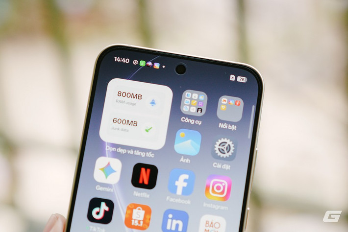 Về hiệu năng, Reno15 dùng Snapdragon 7 Gen 4 trong khi Reno15 Pro chuyển sang Dimensity 8450 mạnh mẽ hơn rõ rệt.(Ảnh: Genk)