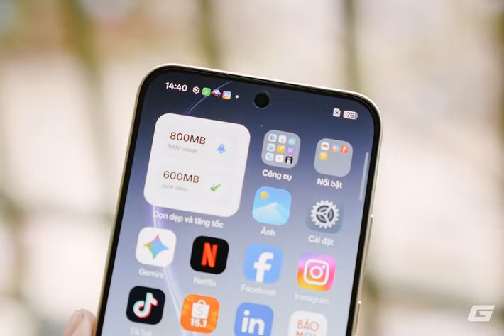 Về hiệu năng, Reno15 dùng Snapdragon 7 Gen 4 trong khi Reno15 Pro chuyển sang Dimensity 8450 mạnh mẽ hơn rõ rệt.(Ảnh: Genk)