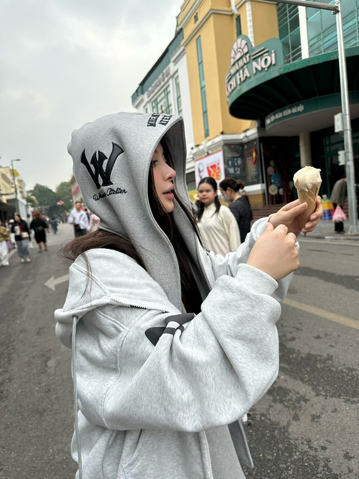 Lần này, cô xây dựng hình tượng fashionista sang trọng, tự tin và có phần lạnh lùng.