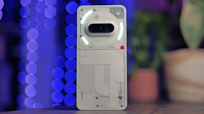 Nothing Phone (3a): điện thoại giá trị tốt nhất, giá 379 USD, thiết kế độc đáo, pin bền, nhưng camera siêu rộng còn hạn chế.