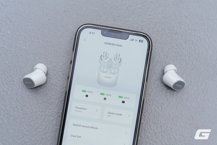Pin dùng liên tục 7 giờ, tổng 35 giờ với hộp sạc, hỗ trợ sạc nhanh 10 phút cho 2 giờ nghe.(Ảnh: Genk)