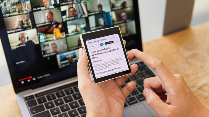 Điểm đặc biệt là máy chạy song song hai hệ điều hành Android 15 và iKKO AI OS, chỉ cần một nút bấm để chuyển đổi.