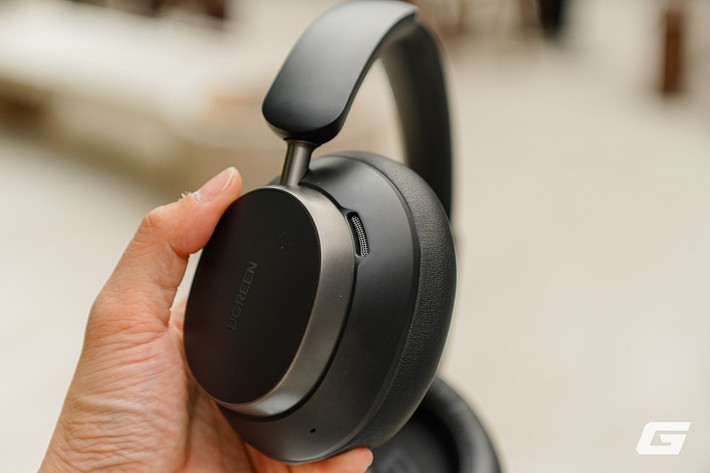 Studio Pro thiếu hộp đựng, vỏ nhựa dễ trầy nên cần bảo quản cẩn thận khi mang theo.