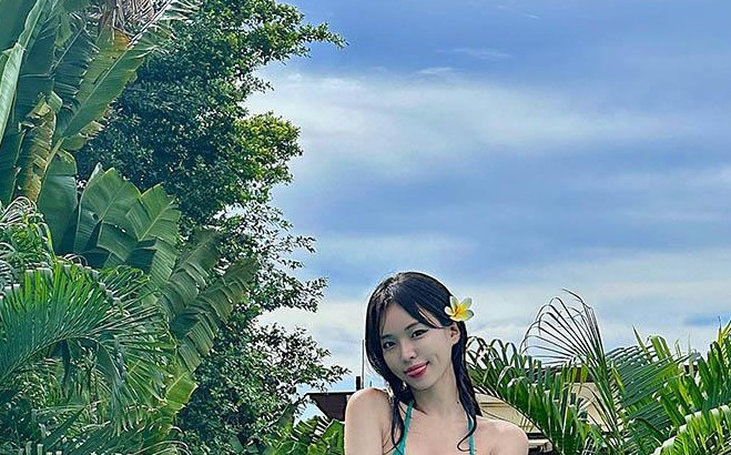 Lluvly sở hữu vóc dáng săn chắc, vòng eo thon gọn nhờ luyện tập và đam mê lặn tự do.