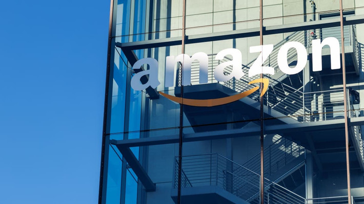 Căng thẳng leo thang khi Amazon tìm cách ngăn Saks tiếp cận khoản vay cứu trợ 1,75 tỷ USD, lo ngại quyền lợi của mình bị xâm hại.