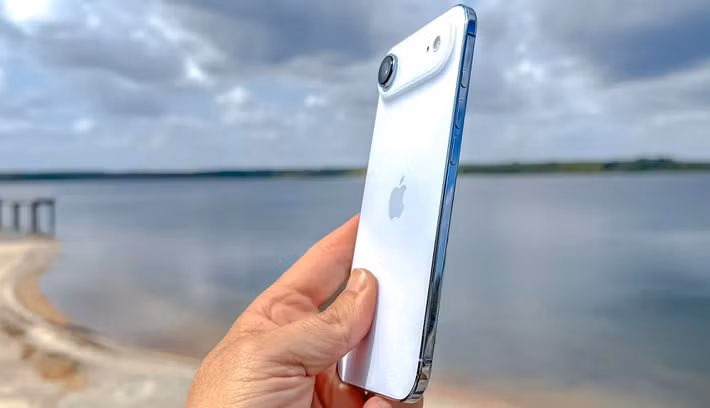 Cụ thể, những tính năng như Siri có giọng nói biểu cảm tùy chỉnh, nhập liệu thông minh thế hệ mới hay các tác vụ AI chạy trực tiếp trên thiết bị hiện chỉ tương thích với ba mẫu máy gồm iPhone Air, iPhone 17 Pro và iPhone 17 Pro Max, trong khi iPhone 17 tiêu chuẩn và iPhone 17e chỉ có 8 GB RAM nên bị giới hạn ở các tính năng AI cơ bản hơn.
