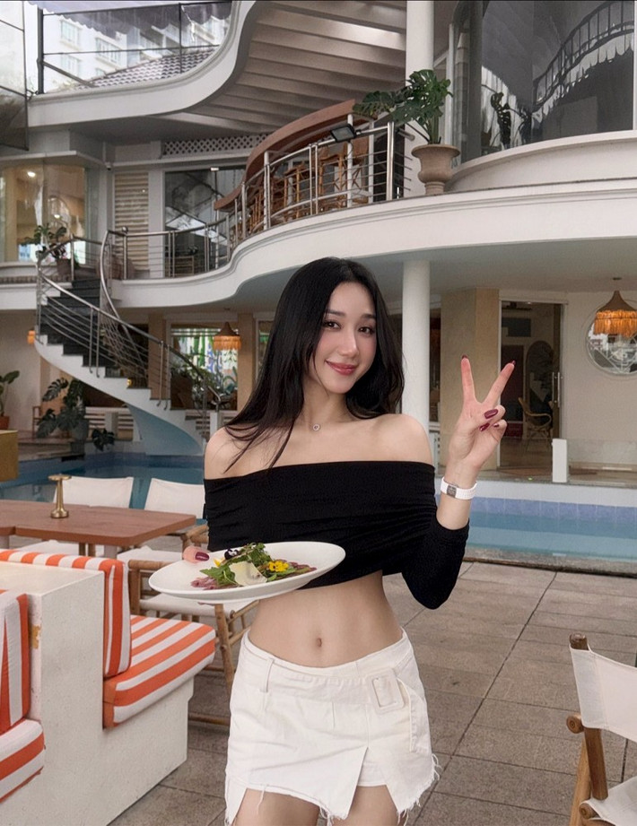 Dù gây nhiều tranh cãi, Mina Young vẫn kiểm soát phong cách một cách tinh tế để không vượt quá giới hạn mong manh của thời trang.