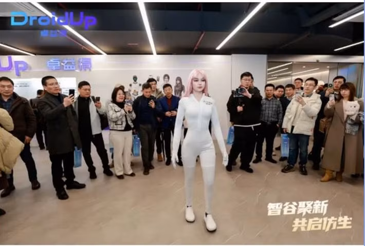 Đặc biệt, robot này có khả năng duy trì nhiệt độ bề mặt từ 32 đến 36 độ C, mang lại cảm giác tiếp xúc gần giống con người. (Ảnh: Sina)