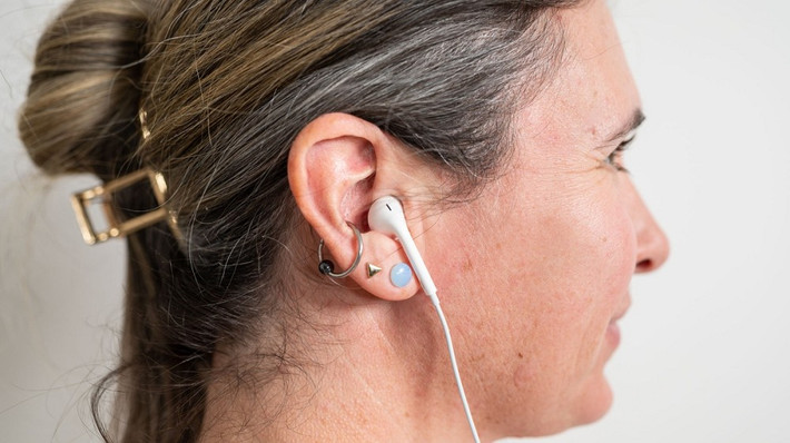 Thực tế, với EarPods có dây, micro và nút điều khiển được đặt trên dây, không nằm ở các lỗ trên housing tai nghe.