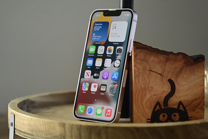 iPhone 13 mini là mẫu máy nhỏ gọn hiếm hoi, phù hợp với người thích thao tác bằng một tay và vẫn chạy tốt các ứng dụng.