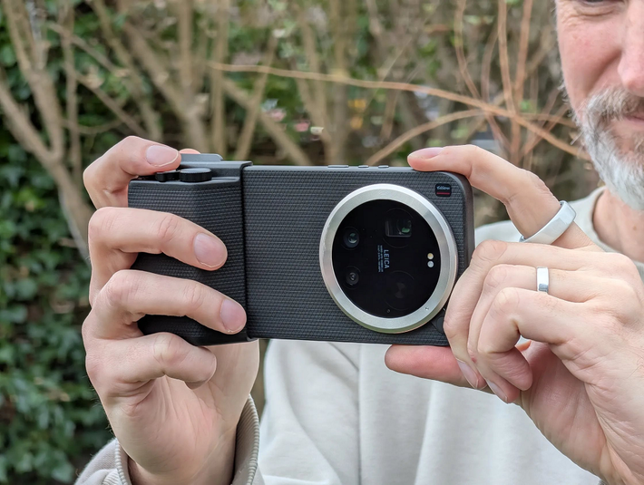 Màn hình HyperRGB 6,9 inch đạt độ sáng 3.500 nits, hiển thị rõ ràng ngay cả dưới ánh nắng mạnh.