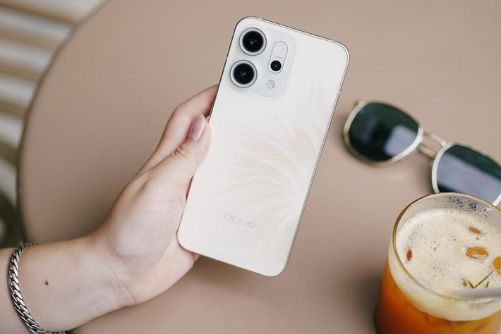 4. OPPO Reno14 5G sở hữu thiết kế đuôi cá đa sắc và camera chân dung AI xử lý da tự nhiên, không ảo.