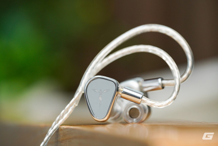 Tanchjim FOLA không còn đi theo triết lý đơn giản quen thuộc mà được “trang bị tận răng” với hàng loạt tính năng mới của tai nghe Chi-fi.