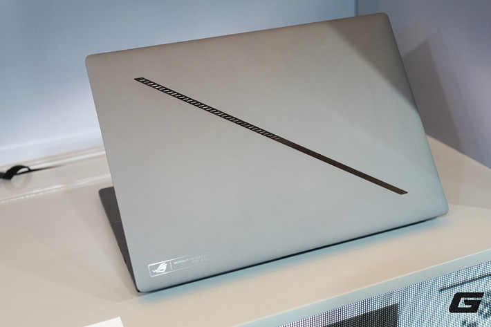 Với CES 2026, ASUS ROG khẳng định 20 năm đổi mới đã mở ra một kỷ nguyên laptop gaming mạnh mẽ, linh hoạt và giàu cảm hứng.(Ảnh: Genk)