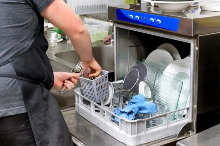 Giàn rửa linh hoạt là điểm cộng lớn, giúp xếp vừa nồi chảo và ly cao - rất phù hợp với thói quen dùng bát đĩa của người Việt.