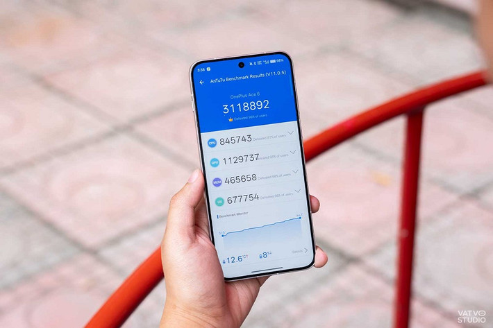Thời lượng sử dụng lên tới 2 ngày, chơi game nặng liên tục hơn 5 giờ, xem video tới 30 giờ. (Ảnh: Vatvostudio)