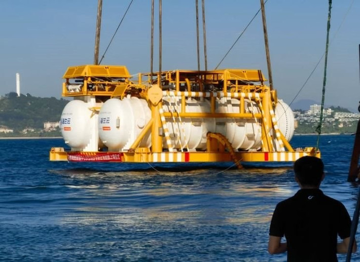 Hệ thống tận dụng nước biển để làm mát, thay vì dùng hàng nghìn mét khối nước ngọt như truyền thống. Giải pháp này giúp tiết kiệm đến 30% điện năng và giảm chi phí vận hành đáng kể.