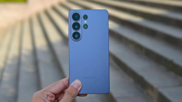 Nhìn chung, Galaxy S26 Ultra chưa hoàn hảo nhưng vẫn là flagship Android toàn diện nhất. Bạn có thể không cần nâng cấp, nhưng chắc chắn sẽ muốn sở hữu nó.(Ảnh: Android Police)