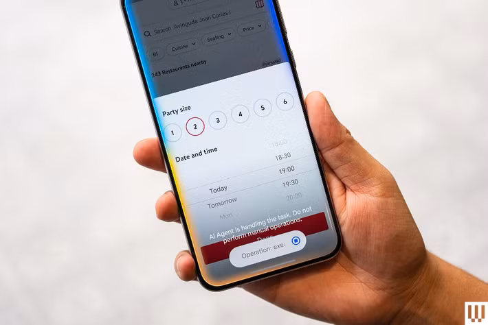 Theo các chuyên gia trong ngành, cụm từ "nửa tự động" mới là cách mô tả chính xác nhất về AI agent trên điện thoại hiện nay, bởi hệ thống có thể thực hiện hàng loạt thao tác phức tạp như tìm kiếm thông tin, mở ứng dụng, so sánh sản phẩm hay xử lý các tác vụ lặp lại, nhưng vẫn phải dừng lại ở những bước quan trọng cần sự xác nhận từ người dùng. (Ảnh: WIRED)