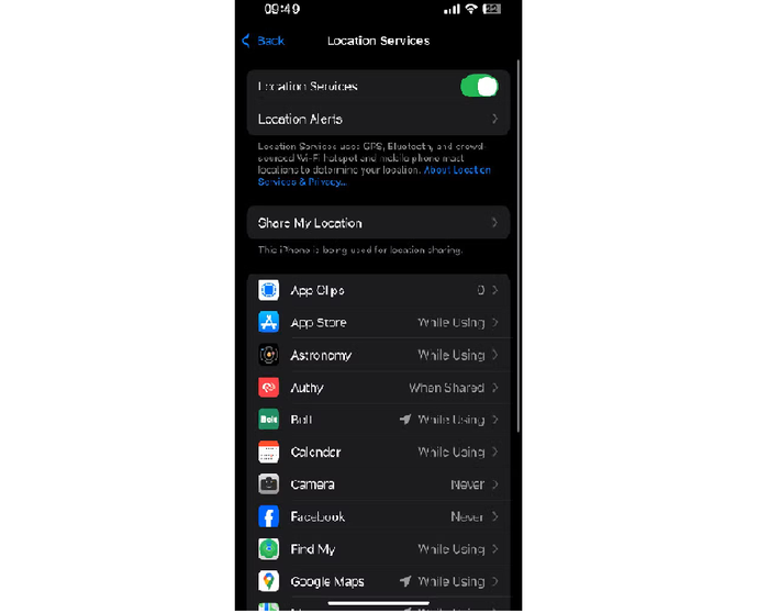 Ngoài ra, bật Chế độ nguồn điện thấp và kiểm soát quyền định vị sẽ giúp iPhone duy trì pin ổn định hơn.