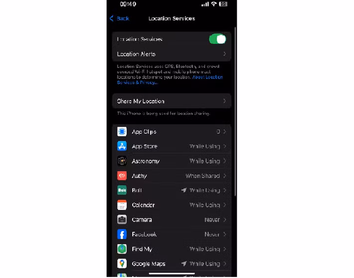 Ngoài ra, bật Chế độ nguồn điện thấp và kiểm soát quyền định vị sẽ giúp iPhone duy trì pin ổn định hơn.
