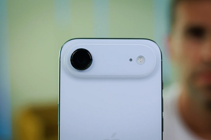 Chiến lược này cho phép Apple quản lý tốt hơn chuỗi cung ứng vốn đang chịu nhiều hạn chế về linh kiện và bộ nhớ.