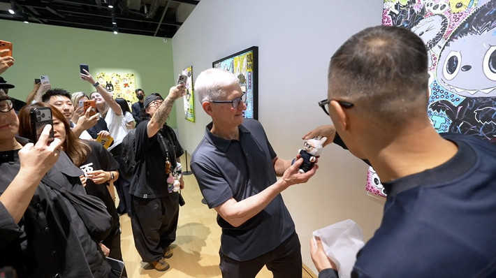 Với cú “bắt tay văn hóa” đầy tinh tế này, Tim Cook một lần nữa chứng minh khả năng tạo hiệu ứng truyền thông cực mạnh của Apple.