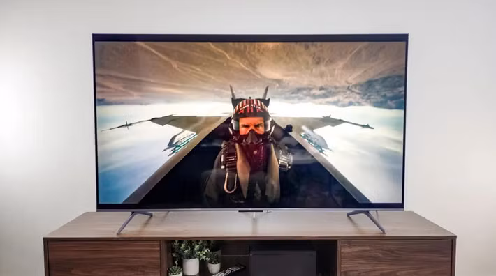 TCL QM6K trở thành lựa chọn “quốc dân” cho game thủ khi sở hữu tần số quét 144Hz và giá bán chỉ hơn 11 triệu đồng.