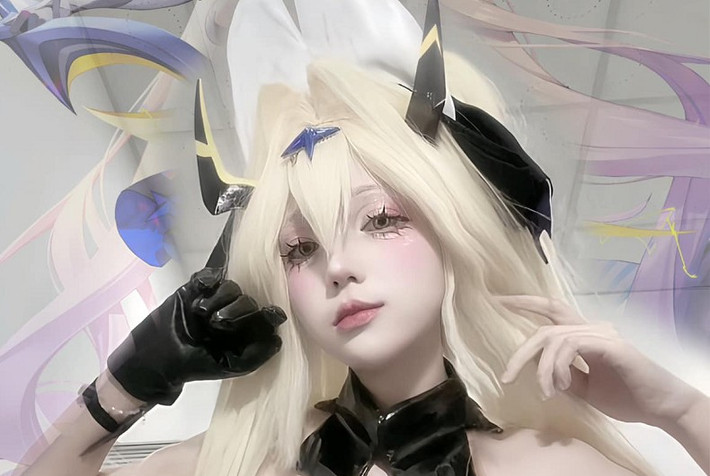 Chất liệu ánh kim đen đỏ kết hợp mái tóc trắng và cặp sừng đặc trưng giúp Hoài Thương toát lên vẻ đẹp vừa lạnh lùng vừa quyến rũ.