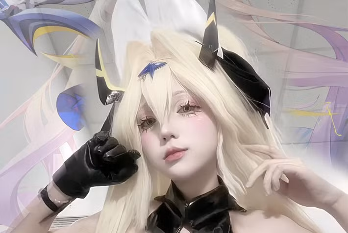 Chất liệu ánh kim đen đỏ kết hợp mái tóc trắng và cặp sừng đặc trưng giúp Hoài Thương toát lên vẻ đẹp vừa lạnh lùng vừa quyến rũ.