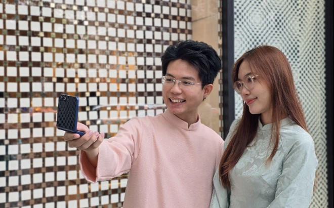 Tết không chỉ là dịp dọn dẹp nhà cửa mà còn là thời điểm người trẻ muốn làm mới những thứ gắn bó hằng ngày, trong đó có chiếc điện thoại.