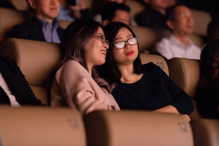 Điểm nổi bật của công nghệ này còn nằm ở độ sáng lên tới 300 nits, cao gấp nhiều lần tiêu chuẩn rạp truyền thống, kết hợp với tần số quét 4K 120Hz giúp mọi chuyển động trong phim trở nên mượt mà và chân thực hơn rõ rệt.