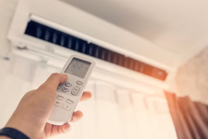 Không chỉ bộ lọc, tình trạng rò rỉ đường ống dẫn khí lạnh cũng được xem là “thủ phạm giấu mặt” khiến nhiều gia đình phải trả thêm hàng trăm nghìn đồng tiền điện mỗi tháng, bởi lượng khí lạnh thất thoát trước khi đến được không gian cần làm mát buộc điều hòa phải kéo dài thời gian vận hành để bù đắp lượng nhiệt bị mất.