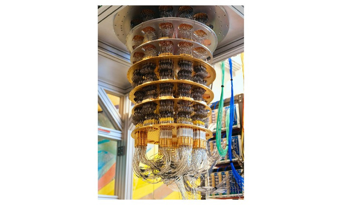 Trong khi đó, một siêu máy tính hàng đầu thế giới phải mất tới 3,2 năm để thực hiện cùng phép tính này.