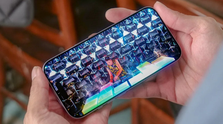 Máy dùng màn hình Super Retina XDR 6,3 inch 120Hz, độ phân giải 2.622 x 1.206 pixel, giống hệt bản Pro về độ sắc nét và độ sáng.