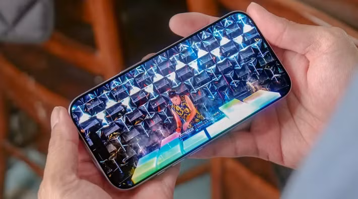 Máy dùng màn hình Super Retina XDR 6,3 inch 120Hz, độ phân giải 2.622 x 1.206 pixel, giống hệt bản Pro về độ sắc nét và độ sáng.