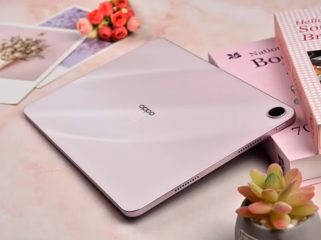 Thiết bị được trang bị chip MediaTek Dimensity 7300-Ultra, RAM LPDDR5X và bộ nhớ UFS 3.1, mang lại hiệu năng ổn định cho học tập và giải trí.