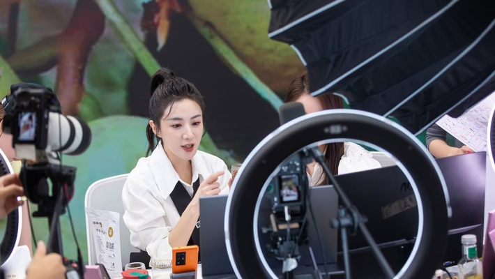 Thời kỳ bùng nổ, chỉ cần bước vào phòng livestream là có cơ hội kiếm tiền, với thu nhập trung bình hàng trăm nghìn NDT mỗi năm.